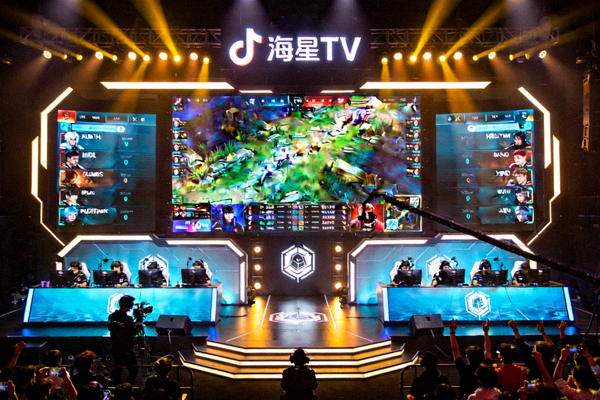海星TV直播英雄联盟全球总决赛，比赛现场舞台与选手对战画面
